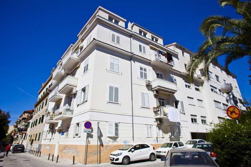 Split Apartments Peric Экстерьер фото